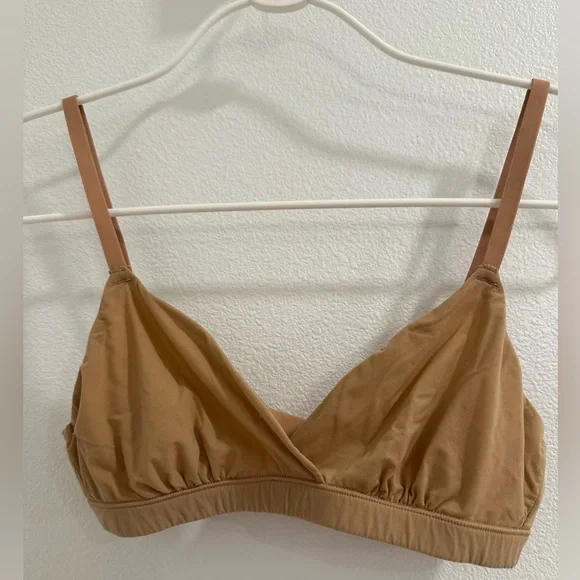 Skims Crossiver Fits Eveeybody Bralettes. Selling as a set! Regularly 40 each . - Picture 2 of 8
